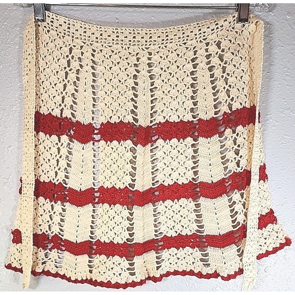 WONDERFUL VINTAGE RED‎ AND WHITE  CROCHET APRON EXCELLENT UNUSED CONDITION